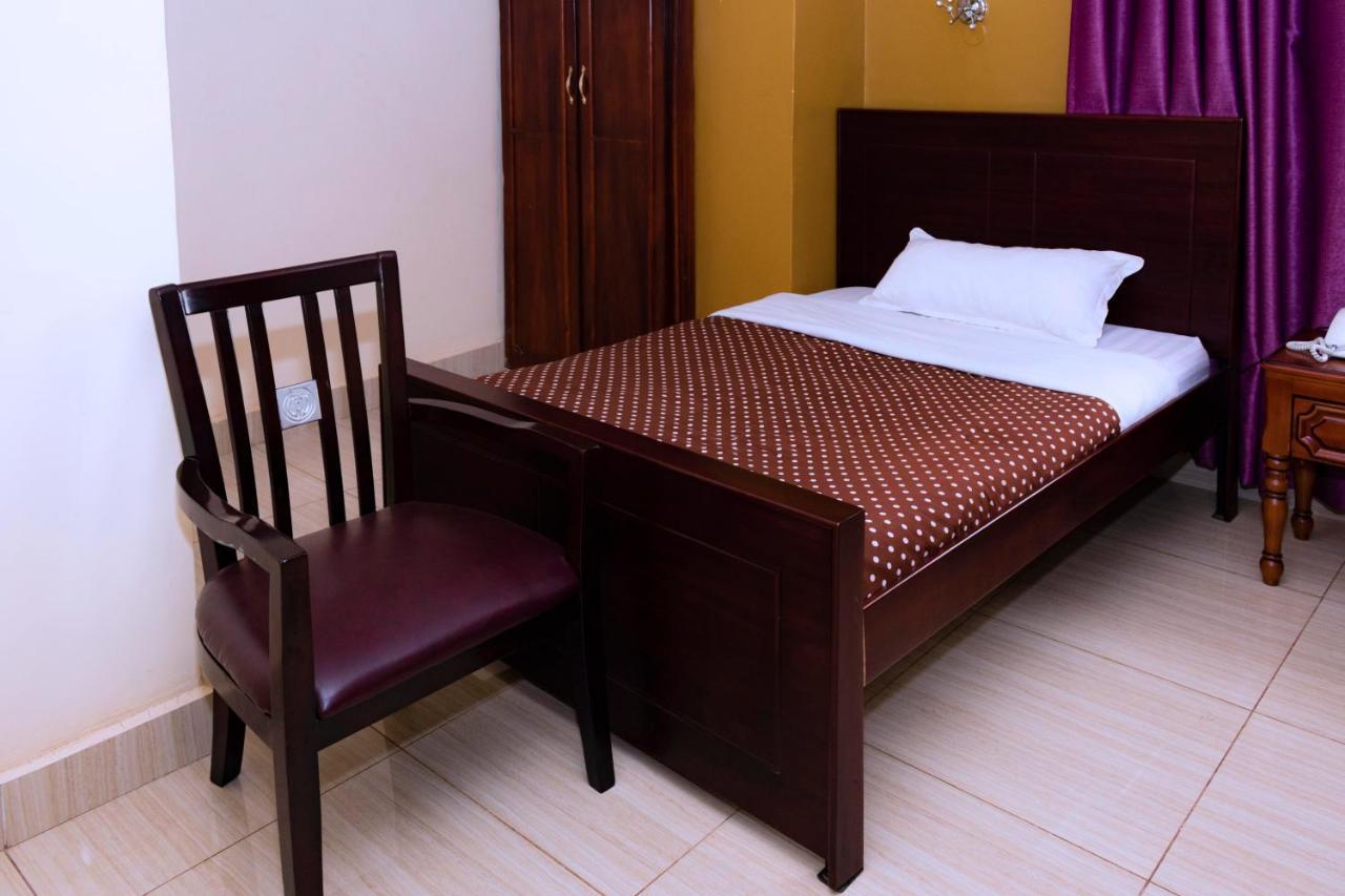 Diamonds Hotel Кампала Екстериор снимка