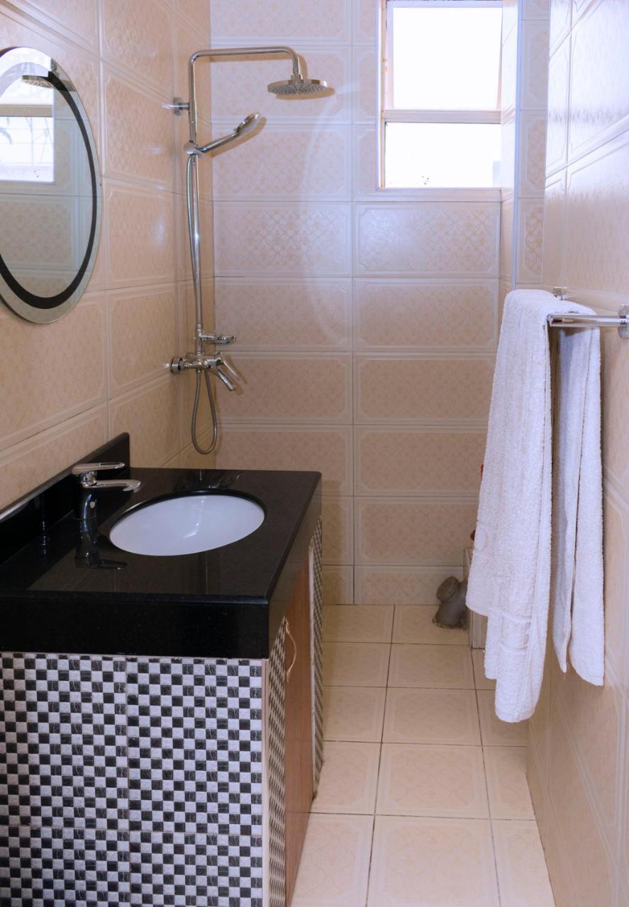 Diamonds Hotel Кампала Екстериор снимка